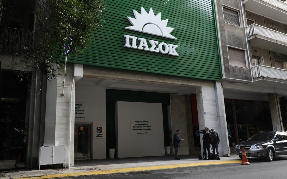 Το ΠΑΣΟΚ διέγραψε μέλος του που συνομιλούσε με τη 12χρονη